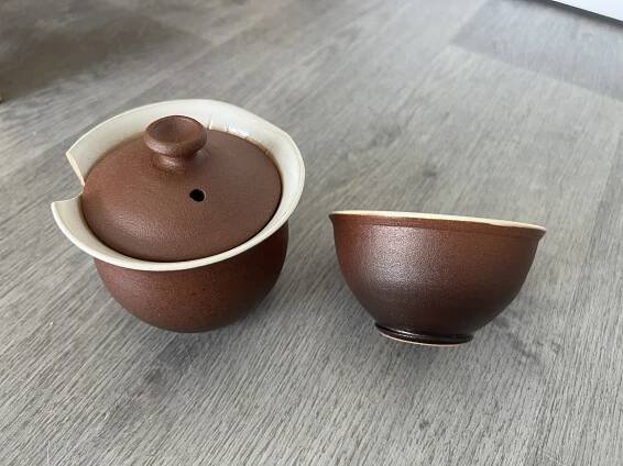 Prodávám tenhle ručně vyráběný Gaiwan (Zhong) + misku na přípravu a pití čaje. Ruční výroba z České republiky (PP pottery) 100% keramika Původní cena 580 Kč nyní prodávám za méně, z důvodu, že je tam ten kraj ulomený, lze opravit kdo by to chtěl, nechci vyhazovat, je to krásná ruční práce, proto chci zkusit prodat. Kdo by měl zájem Rozměry Gaiwanu: výška