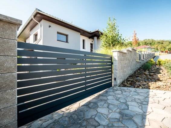 Hliníkové vjezdové brány, vrata na dálk. ovládání | Sunsystem | Sunsystem.cz