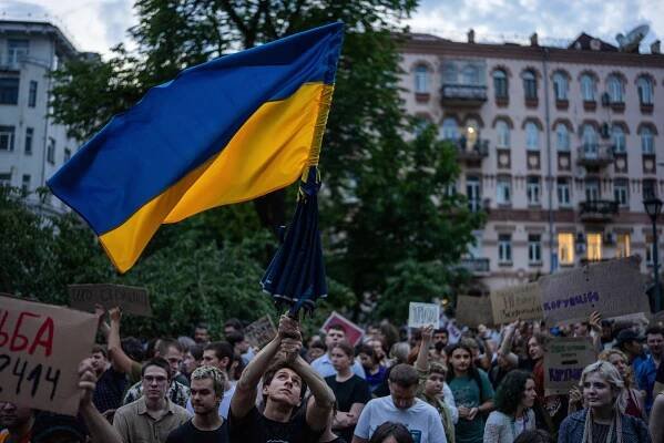 Demonstrace proti Zelenskému? Ukrajinci chtějí boj s korupcí, válka neválka