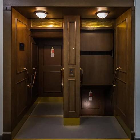 Paternoster - Báli jste se, že vás otočí "vzhůru nohama"? Podívejte se, co se děje za cedulí "vystupte!" (video)