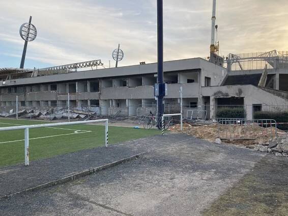 Začala demolice východní tribuny starého stadionu | FC Hradec Králové