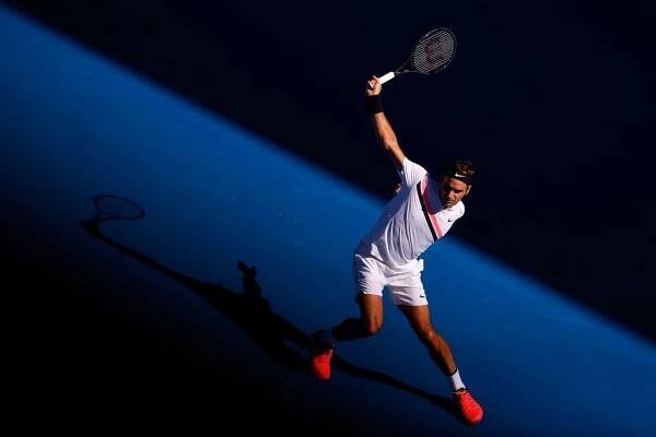 Federer Foils Fucsovics to Move Into Australian Open Quarter Final