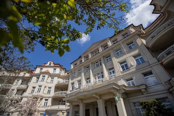 Praha dá dětem narozeným na Nový rok dar 15 tisíc korun. Piráti jsou proti