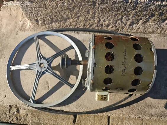 Motor řemenice 27cm a řemen klínový( na gril)