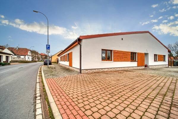Do Nového, rekonstrukce bytu Dobřany, venkovní pohled s ulicí