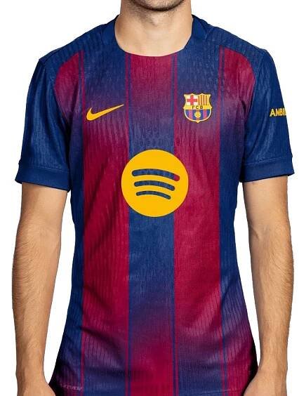 Domácí dres FC Barcelona 2025/26 – klasické Blaugrana pruhy s moderním gradientem a jemnými detaily pro novou sezónu.“