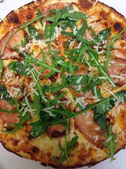 Dvě pizzy k nakousnutí posypané vašimi oblíbenými ingrediencemi