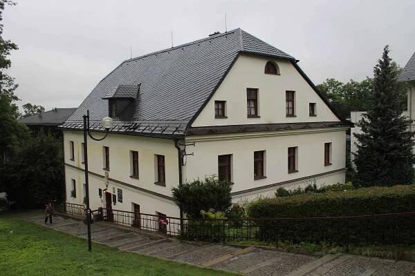 Priessnitzův dům v centru jesenických lázní.