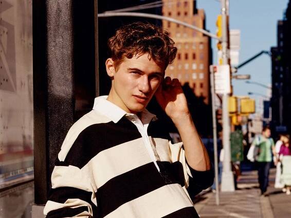 Sam Nivola Is The Brooklyn-Raised Brit Who’s About To Check Into The White Lotus