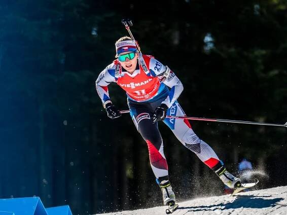 Lucie Charvátová na trati stíhacího závodu v Novém Městě na Moravě
