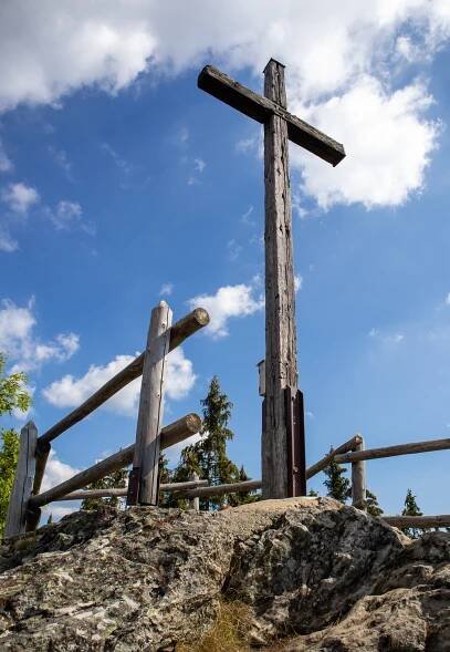 Rolandův kámen – skalní vyhlídka nad Karlovou Studánkou | PrimaVylety.cz