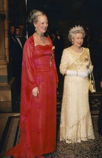 Královna Markéta II. se sestřenicí Alžbětou v přírodovědeckém muzeu v roce 2000. Obě dámy jsou vnučkami královny Victorie.