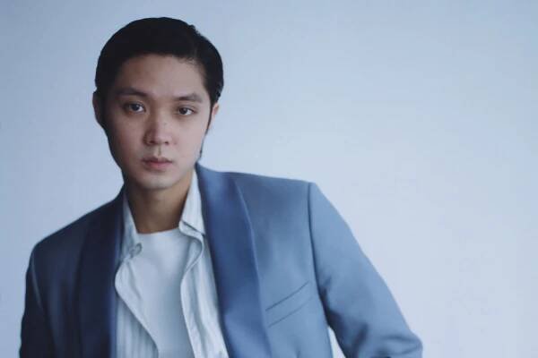磯村勇斗「憑依も大切かと思いますが、僕はそれ以上に俯瞰を大事にしています」──映画『若き見知らぬ者たち』 | GQ JAPAN