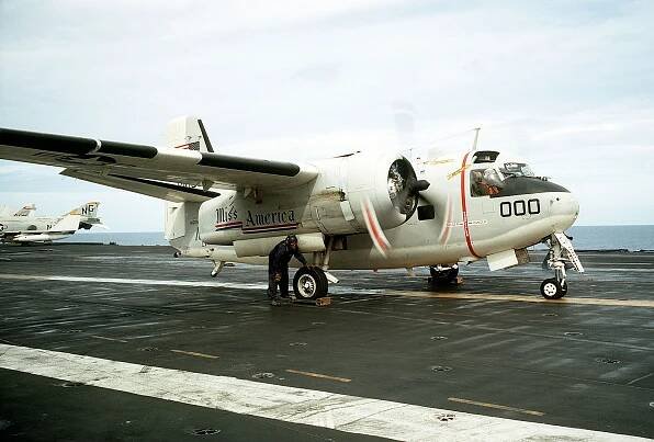 Soubor:Grumman C-1 aboard USS America.jpg – Wikipedie