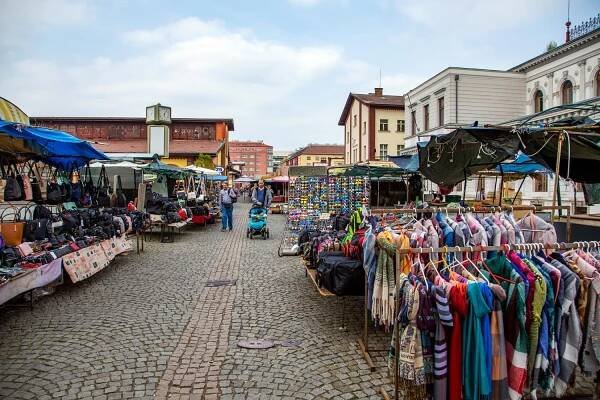 Holešovická tržnice: Kulturní památka stále v obležení vietnamských stánkařů