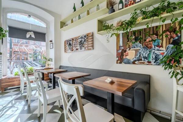 Nabízíme přenechání pronájmu zavedené kavárny/bistra, Praha 8 - Karlín | Duna House - Realitní kancelář