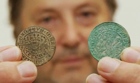 Hledači pokladů s detektory kovu nalezli na poli u Roudnice nad Labem vzácný nález stříbrných mincí z doby 14. a 15 století. Mince odevzdali do Podřipského muzea. Na snímku Václav Šťáska ukazuje vyražené nápisy na vzácných mincích.