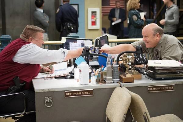 Brooklyn 99 - Zákaz vycházení - Z filmu - Joel McKinnon Miller, Dirk Blocker