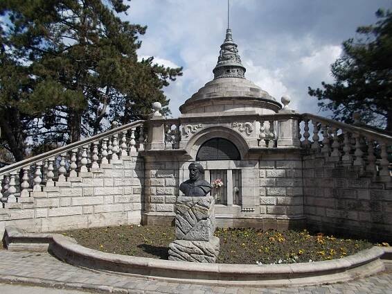 Soubor:Szechenyi Lookout with the Szechenyi bust from SW (street side). - Budapest, 12th district, Széchenyi Memorial Way.JPG