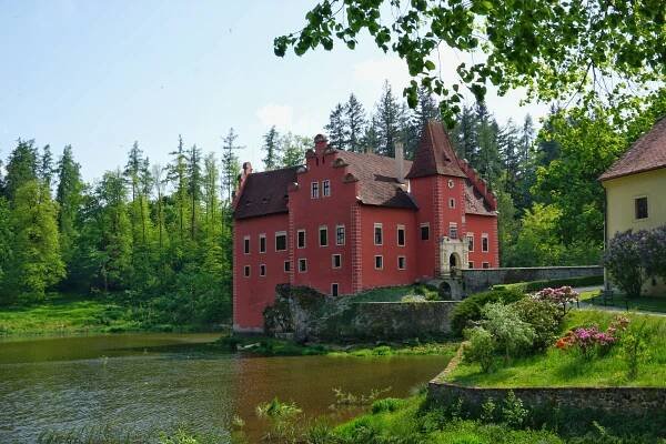 Rozkvetlá Červená Lhota voní na každém kroku
