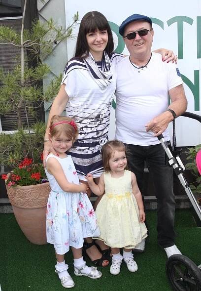 FOTO: Petr Janda, Alice Jandová a dcery Rozárka a Anežka na archivním snímku. – stránka 491