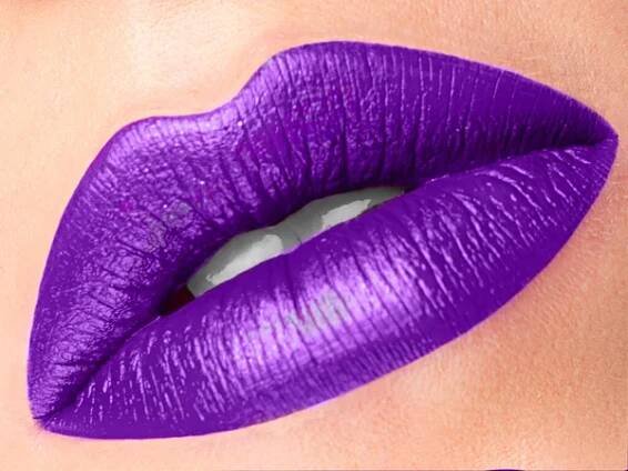 Detailní pohled na krásné ženské šeříkové rty s matnou rtěnkou. Otevřít ústa s bílými zuby. Kosmetika, drogerie nebo módní make-up koncept. Výstřel z kosmetického studia. Vášnivý polibek — Stock obrázek