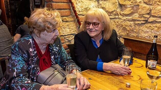 Dámy na vínečku: Iva Hüttnerová a Libuše Švormová předvedly eleganci a radost ze života - Expres.cz