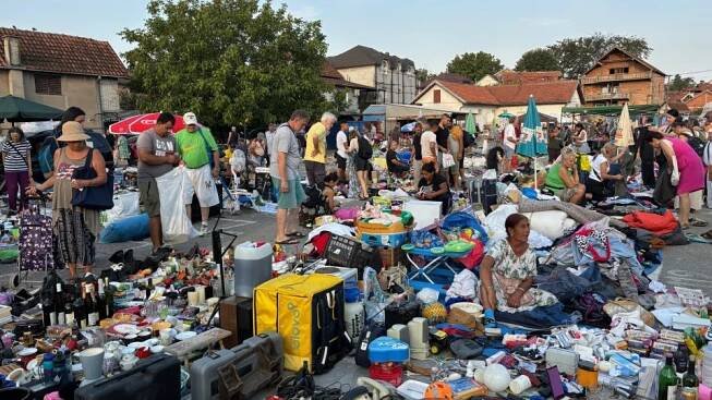 Nna zemunském bleším trhu všechno spontánní,  i když město se prý snaží už nějakou dobu dostat prodejce do oplocené části | foto: Tomáš Havlín,  Český rozhlas