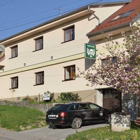 Hlavní budova penzionu vč. parkování