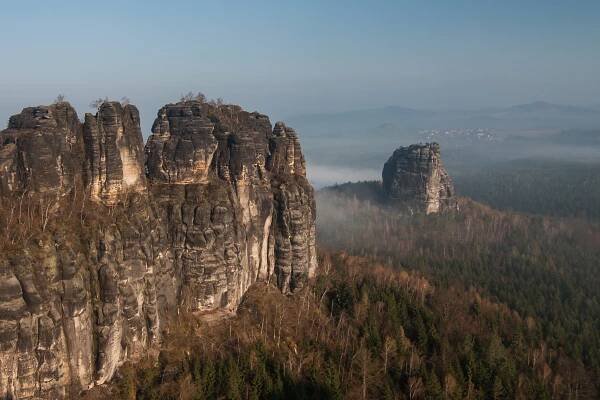 Soubor:NP Saechsische Schweiz Schrammsteine Falkenstein.JPG – Wikipedie