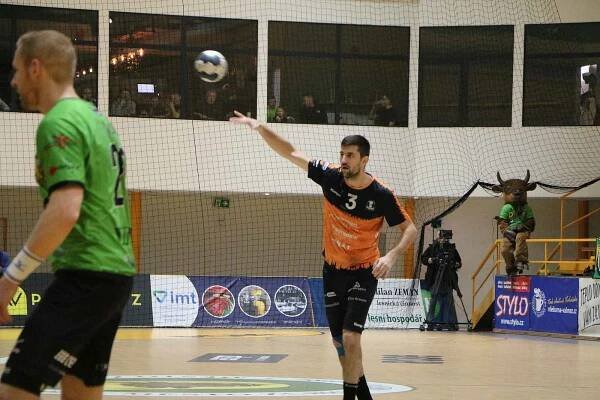Extraligoví házenkáři Zubří (v zeleném) v rámci 3. kola Evropského poháru v odvetě sice doma porazili Plzeň 32:28, ale v součtu dvou utkání slavili postup Západočeši.
