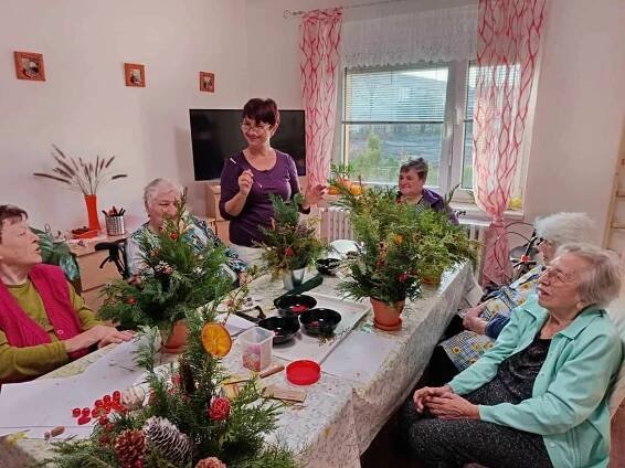 Jehličí, šišky, svíčky, třpytky, stužky, drátky,… | Domov Iris