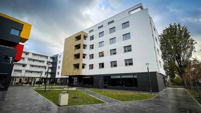 V centru Pardubic byl otevřen nový veřejný prostor s piazzettou, osázený zelení, který obyvatelům umožní pohodlný pěší průchod z ulice Smilova do ulice Za Pasáží.