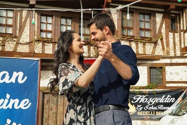 Gönül Dağı - Bayramlar - Z filmu - Gülsim Ali İlhan, Berk Atan