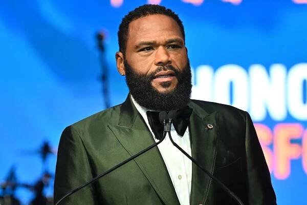  Anthony Anderson speaks onstage during the 41st Annual UNCF Atlanta Mayor's Masked Ball