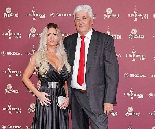 Truchlí po něm krásná Soňa: „Budeš nám chybět,“ vzkázala kouči Říhovi přítelkyně