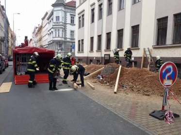 Hasiči evakuovali domov mládeže v Plzni, během výkopů začaly praskat zdi