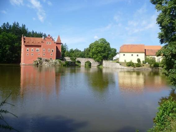 Výlet s prima programem: zámek Červená Lhota, Jindřichův Hradec i depo úzkokolejky
