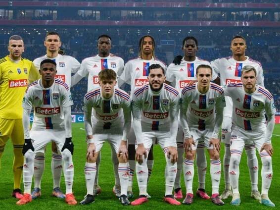 Rošáda v evropských soutěžích kvůli Lyonu. Palace padá do KL, polepší si Nottingham