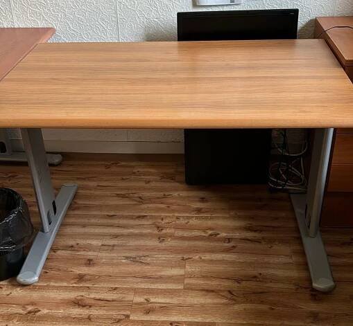Kancelářský psací stůl, deska 120x80, výška 70 cm