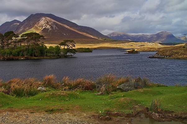 Hra slunce a stínu na pláních Connemary