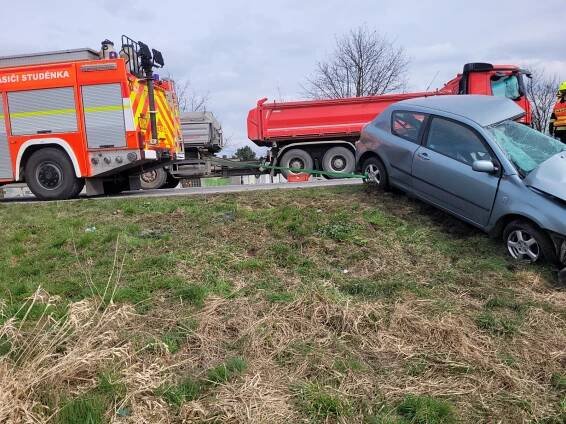 VIDEO: Tragická nehoda na Novojičínsku. Senior vjel pod nákladní vůz