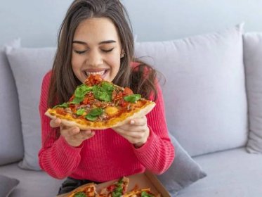 Žena jí pizzu
