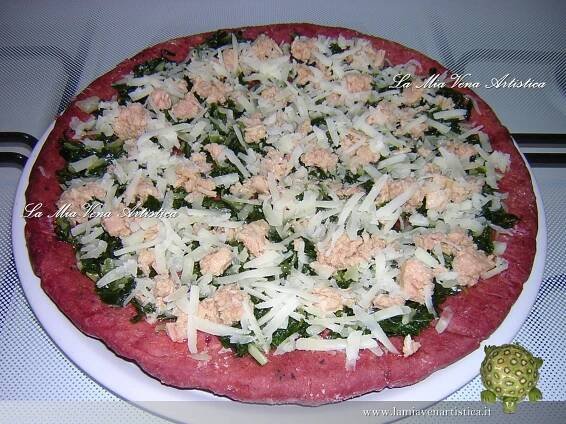Pizza rossa all’aglio triquetro, tonno e pecorino