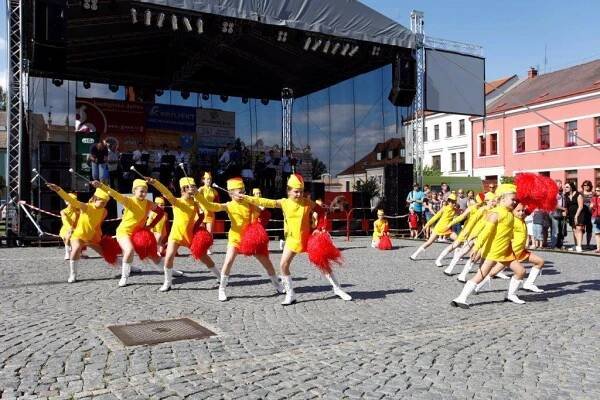 Zastupitelé se "radili," kdy se budou smět lidé bavit