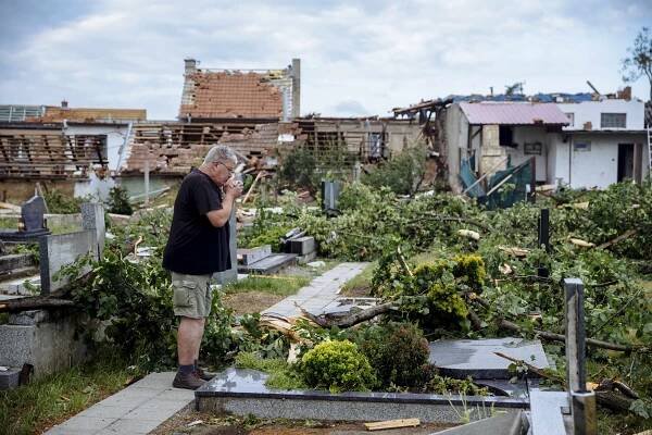 Vítěz Czech Press Photo za rok 2021 je hrozivým „výtvarným dílem“ moravského tornáda