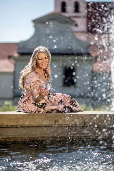 Ústečanka Lenka Graf zazpívala obě hymny před fotbalovým utkáním ČR – Německo