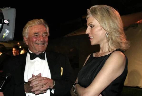 30. října 2004 - Los Angeles, Kalifornie - Peter Falk a manželka Vlaďka Danse. Na obranu zvířat hostí 2. výroční ocenění Guardian Paramount Studios v Los Angeles. — Stock obrázek