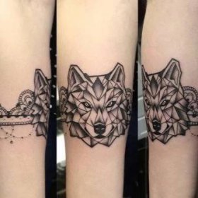 Tetování v podobě náramku v rukou dívek: ženské tetování na zápěstí a na předloktí, náčrtky květiny tetování v podobě náramku