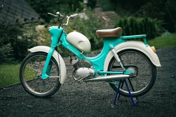 Až na jednu se nabízejí bez rezervy. Draží se Favorit MTX, Jawa 500 OHC i Citroën DS